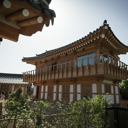 Happy Village Syeobul Guesthouse Gyeongju Exteriör bild